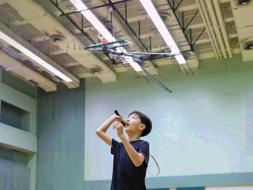 匿名选手操作特写的逆光剪影，画面不出现面部与姓名